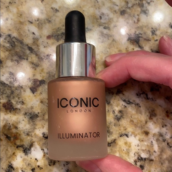 Iconic London Illuminator in Blush - Picture 2 of 3